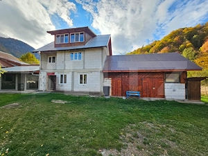 Două case și panoramă montană în Vidra - imagine 2