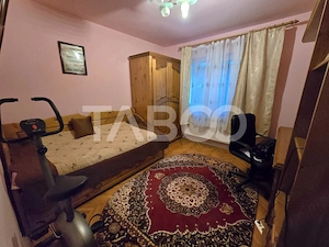Apartament 3 camere decomandat 72 mpu 2 bai pivnita Vasile Aaron Sibiu - imagine 4