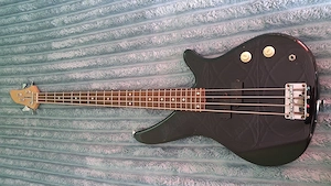 Vănd chitara bass Yamaha 4 corzi preț 750 negociabil 