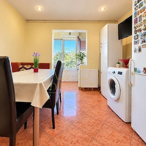 Apartament de vanzare, cu doua camere decomandat si boxa, in zona Aradului - imagine 3