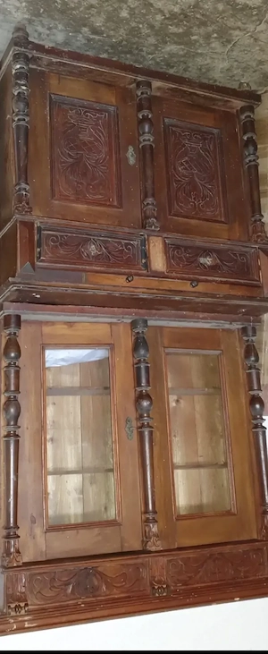 Vitrină Gründerzeit anul 1900 lemn masiv. Nu este vopsită culoare originală. 