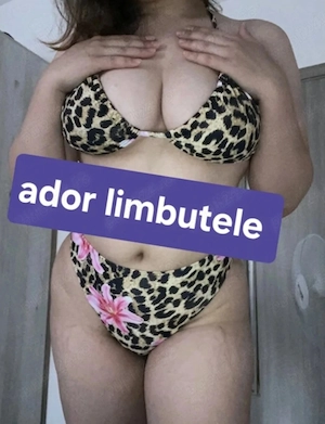 Miniona brunetă cu sani mari