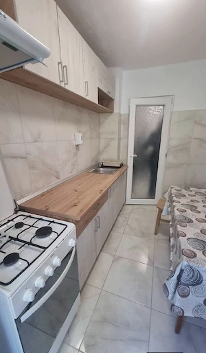 Închiriez apartament cu doua camere, decomandat, zona Campus universitar  - imagine 2