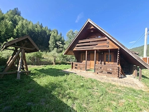 Casă de vacanță din lemn, 50 mp   Tulgheș, la strada principală ( drum asfaltat), lângă pârâul Putna