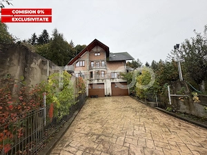Casa cu potential de investitie 7 camere foisor 4 bazine de pesti 