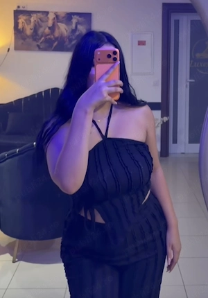 Bruneta cu forme 