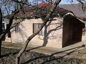 Inchiriez casa in Doljesti