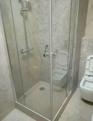 Montez cabine dus si obiecte sanitare 