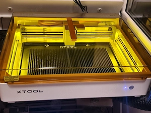 Laser XTool M2 20W + Cap Print CMYK + Bază Honeycomb + Consumabile (Nou, < 1 oră)