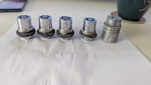 set 4 piulite cu saiba M12 , filet 1,5 , lungime 37 mm cu cheie atifurt