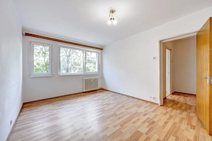 Apartament 3 camere - Titan Metrou (100 m), luminos, bloc reabilitat   0% - imagine 2