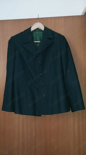 Costum cu fustă pentru femei pentru iarnă.