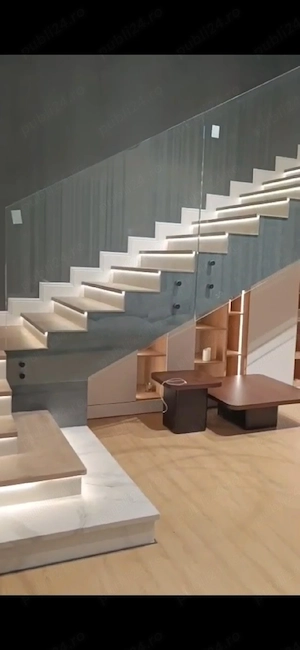 Lucrare scară interioară modernă, balustradă din sticlă.