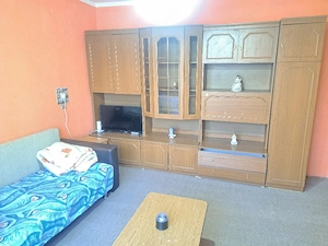 închiriez apartament 