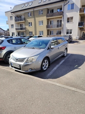 Vând Toyota avensis
