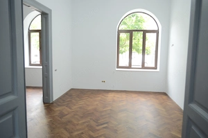 Apartament renovat in cladire interbelica, zona centrala - imagine 3