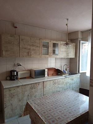 Închiriez apartament cu 3 camere etajul 2