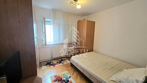 Apartament cu 2 camere, etaj intermediar, decomandat, zona Lipovei