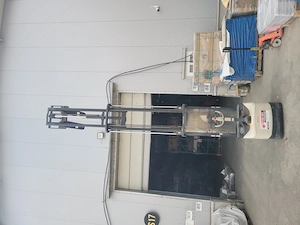 Vand transpaleta electrica cu catarg CROWN, ridicare 1600 kg, inaltime ridicare 5,4 m, 9.000 eur neg - imagine 3