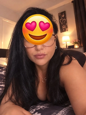 Bună eu sunt Leyla nouă în orașul tau   