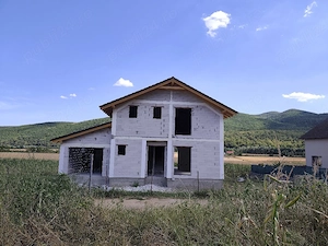Vând casă la roșu 
