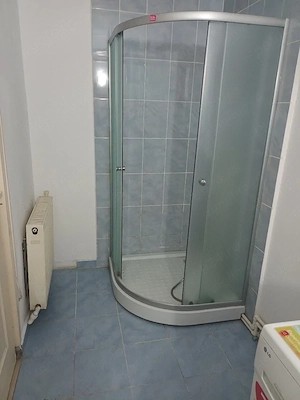 inchiriez apartament cu 1 camera la casa