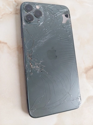 Vând Apple iPhone 11 Pro Max [spart] [nu se mai aprinde] [poze reale]