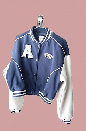 Bershka Geaca sport, albastru & alb, aplicatii, capse