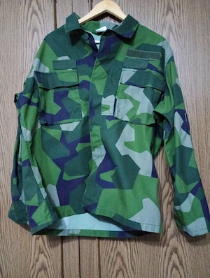 Ținută camuflaj M90 suedez 250 lei 