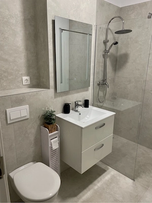 PRIMA ÎNCHIRIERE! Apartament nou cu 2 camere, terasă și 2 locuri de parcare privată - imagine 4