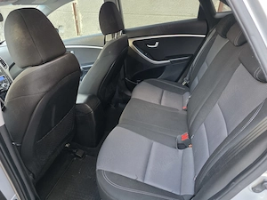 VÂND HYUNDAI i30 1.6 GDI 135 CP Exclusive Special Edition | 108.190 km | 2 seturi roți - imagine 9