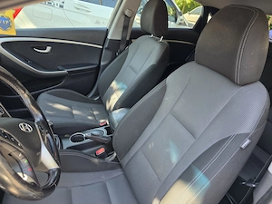 VÂND HYUNDAI i30 1.6 GDI 135 CP Exclusive Special Edition | 108.190 km | 2 seturi roți - imagine 10