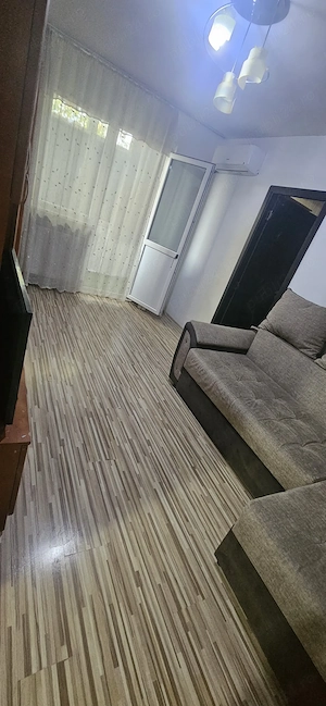Închiriez apartament 
