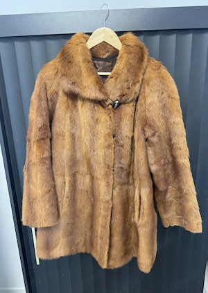Haină elegantă din blană naturală de bizam  Anfor Empoli Italia