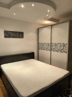 Proprietar închiriez apartament cu 2 camere decomandat 