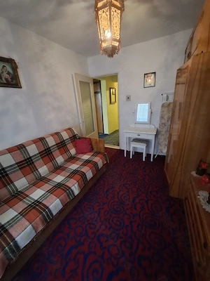 Vând apartament cu 3 camere confort 1 decomandat  bloc de 4 etaje  - imagine 2