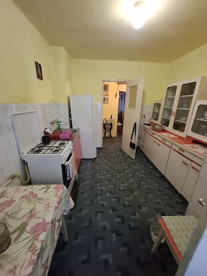 Vând apartament cu 3 camere confort 1 decomandat  bloc de 4 etaje  - imagine 9