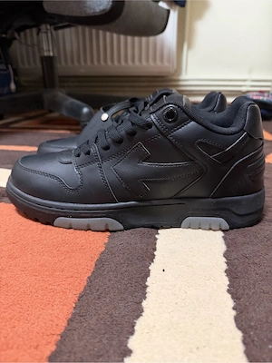 Vând adidasi Off White