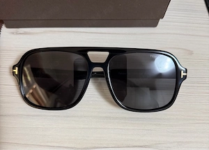 Vând ochelari Tom Ford