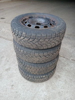 Vand 4 anvelope de iarna 195/65/15 cu jante