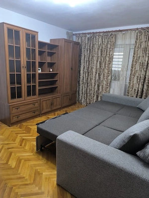 Închiriez apartament cu 2 camere decomandat - imagine 2