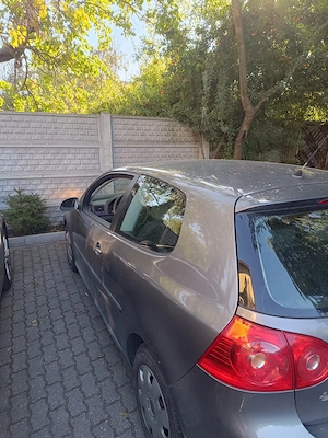 Golf 5 motor 1,4 benzina  avariat partea dreapta portiera fata ,mașină este funcionala - imagine 2