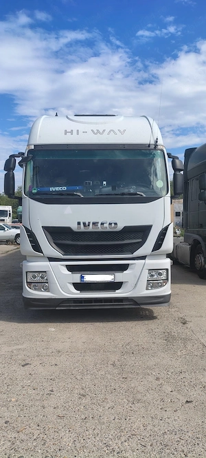 Ansamblu Iveco Stralis HI-WAY 460 CP si remorcă Krone 2015 