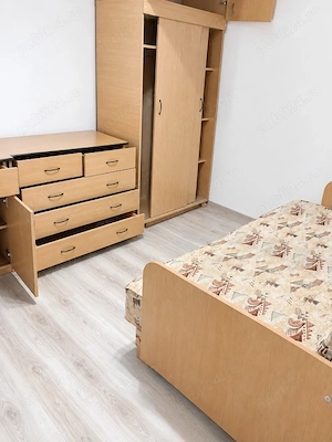 partament 2 camere de închiriat, parter, centrală proprie, balcon închis - imagine 2