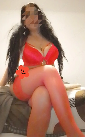Bruneta cu forme! Poze reale din locatie