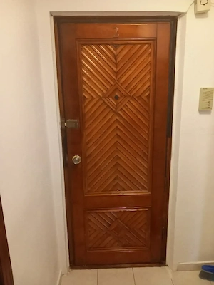Vând usa lemn pentru intrare apartament
