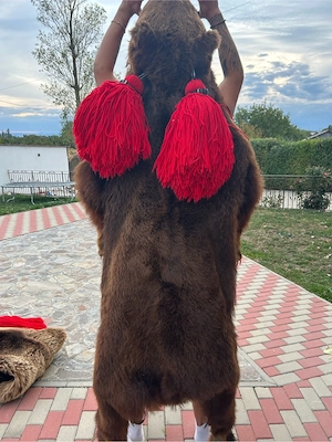 costume din piei de urs