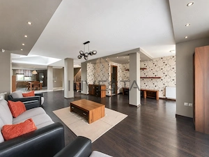 Casa de 360 mp cu sauna si garaj dublu de inchiriat in zona Buna Ziua