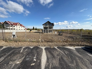 de închiriat -Teren intravilan (12.000 mp ) cu deschidere 52 m la DN73 cu clădire P+2 - imagine 2