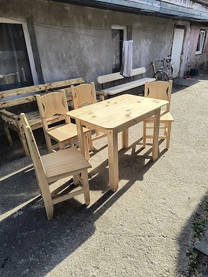Masă si scaune cu spătar 